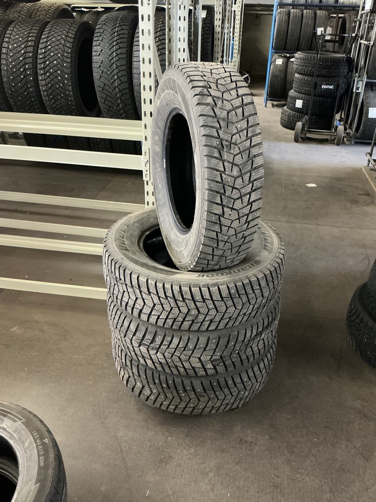 KÄYTETTY 215/75R16C 116/114R HANKOOK WINTER I’PIKE LV DOT2623