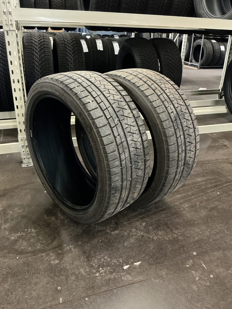 KÄYTETTY 235/40R19 96W TRIANGLE SNOWLINK TWT02 DOT24